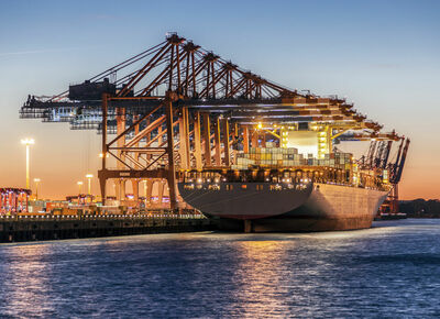 O-Ringe in der Schiffstechnik Containerschiff am Hafenkai